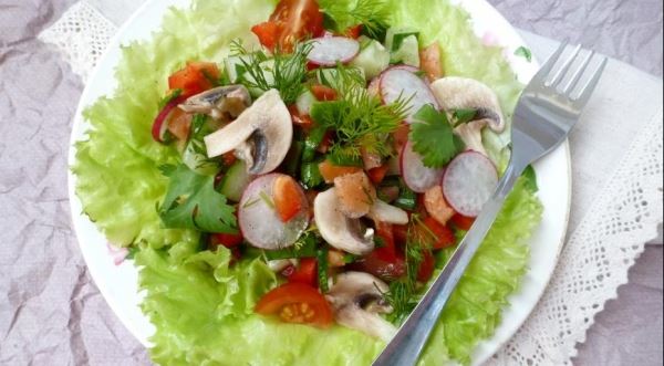 Овощной салат с копченой сёмгой