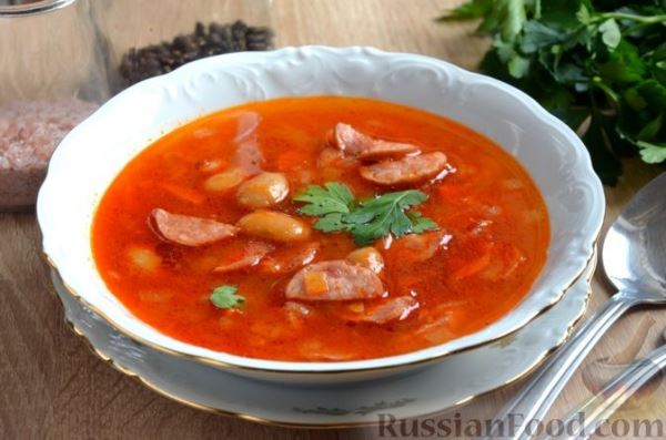 Томатный суп с охотничьими колбасками и фасолью
