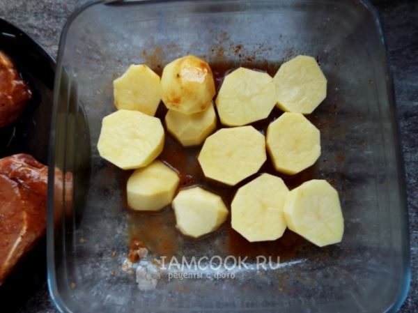 Эскалопы из свинины с картофелем в духовке