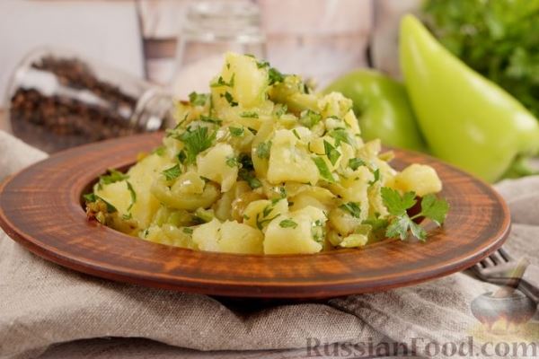 Картофельный салат с жареным болгарским перцем и зеленью