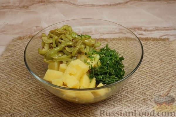 Картофельный салат с жареным болгарским перцем и зеленью