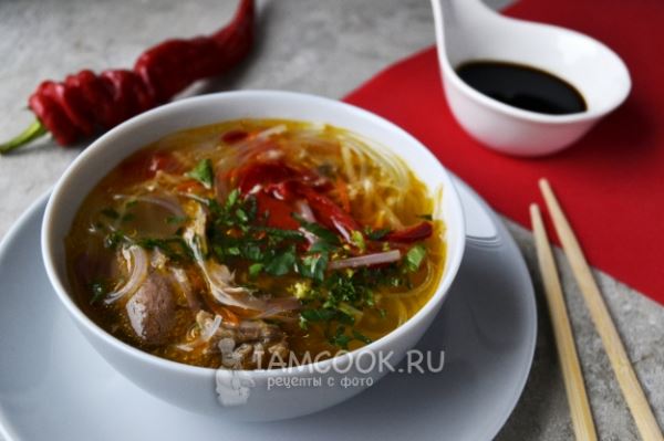 Китайский суп с фунчозой и соевым соусом