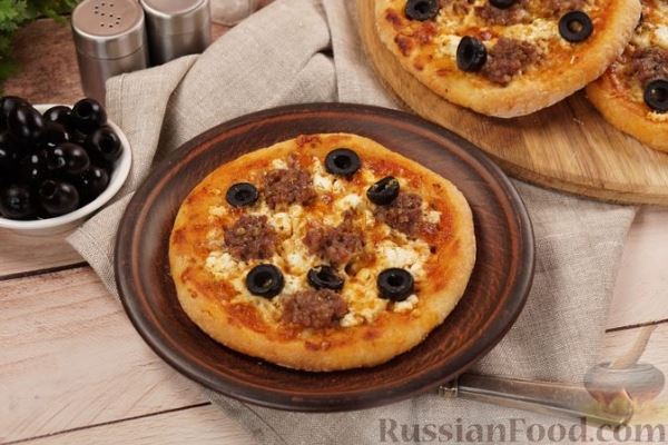 Мини-пиццы с фаршем и маслинами