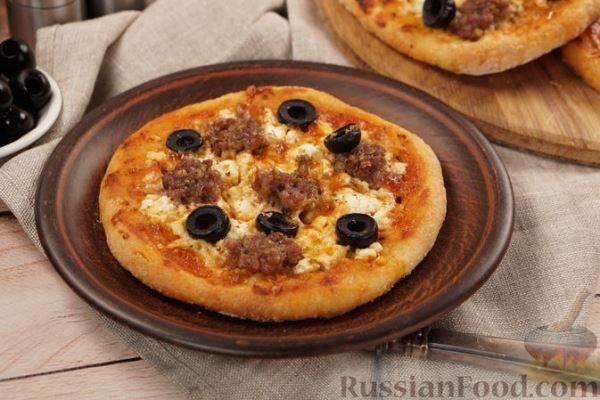 Мини-пиццы с фаршем и маслинами