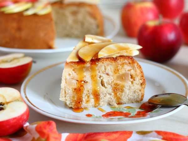 Насыпной пирог с яблоками в мультиварке