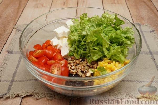 Овощной салат с сыром фета, кукурузой, орехами и сухофруктами