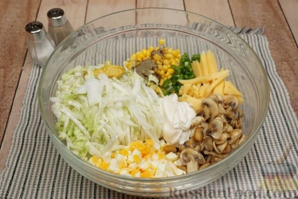 Салат с пекинской капустой, жареными шампиньонами, кукурузой и сыром