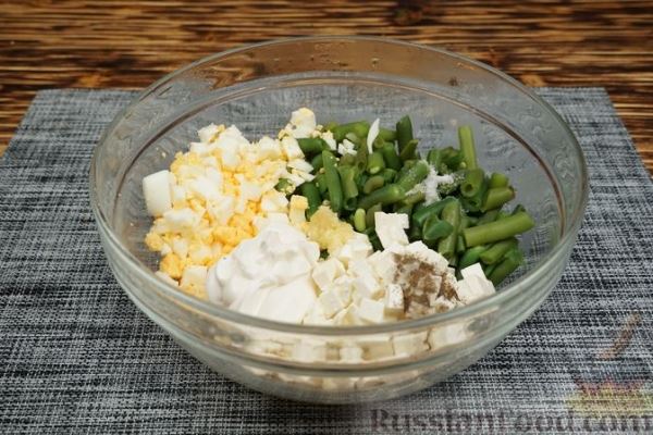 Салат со стручковой фасолью, брынзой и яйцами