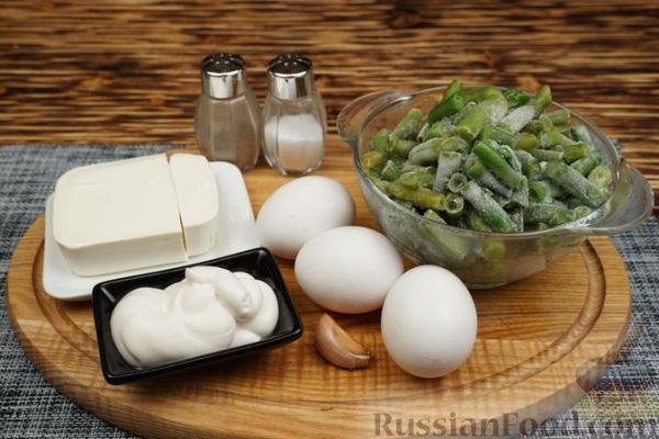 Салат со стручковой фасолью, брынзой и яйцами