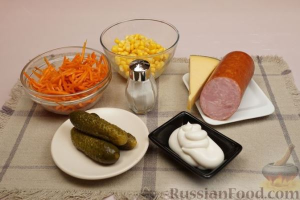 Слоёный салат с колбасой, морковью по-корейски, кукурузой, сыром и огурцами