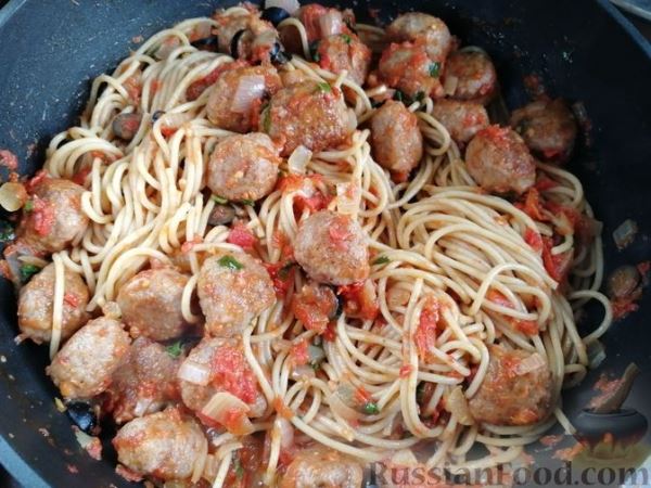 Спагетти с фрикадельками и маслинами в томатном соусе