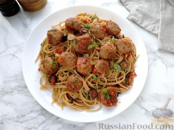 Спагетти с фрикадельками и маслинами в томатном соусе