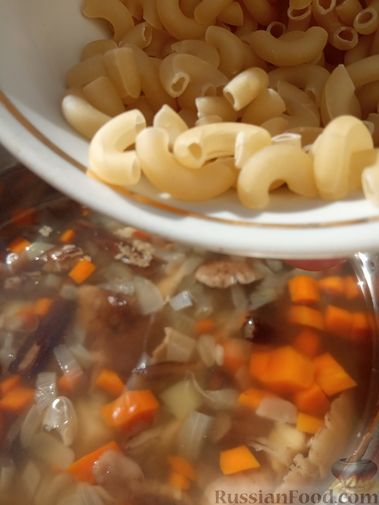 Суп с опятами, фасолью и макаронами