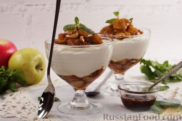 Творожно-сметанный десерт с карамелизированными яблоками