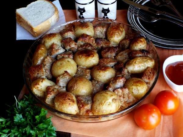 Жареная баранина с картошкой на сковороде