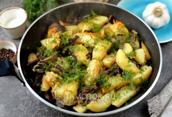 Жареная картошка с вареными грибами (опятами)