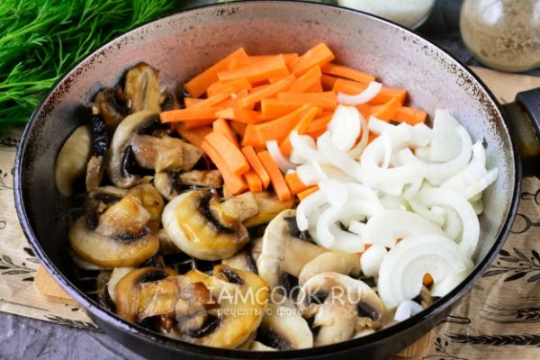 Жареные грибы с луком и морковью