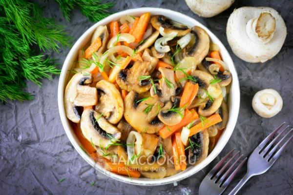 Жареные грибы с луком и морковью