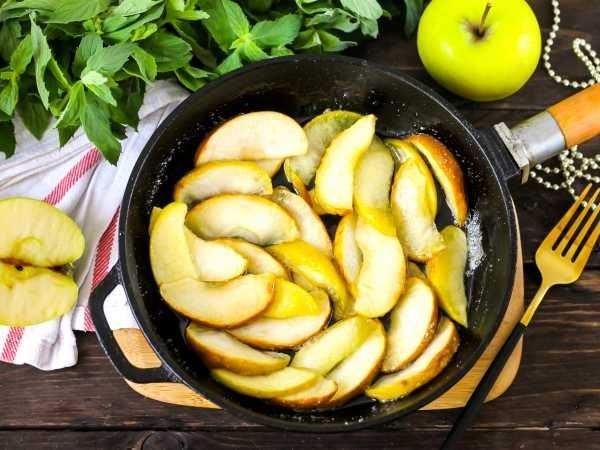 Жареные яблоки с сахаром и корицей на сковороде