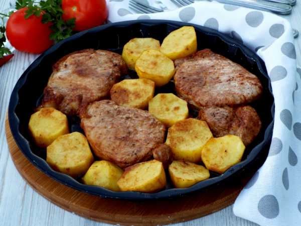Эскалопы из свинины с картофелем в духовке